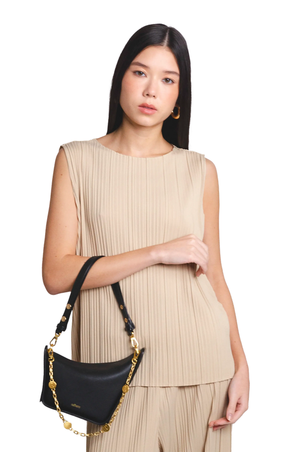 Bolsa tiracolo em couro legítimo na cor preta com fechamento seguro e alça ajustável confortável, design sofisticado e funcional ideal para o dia a dia.