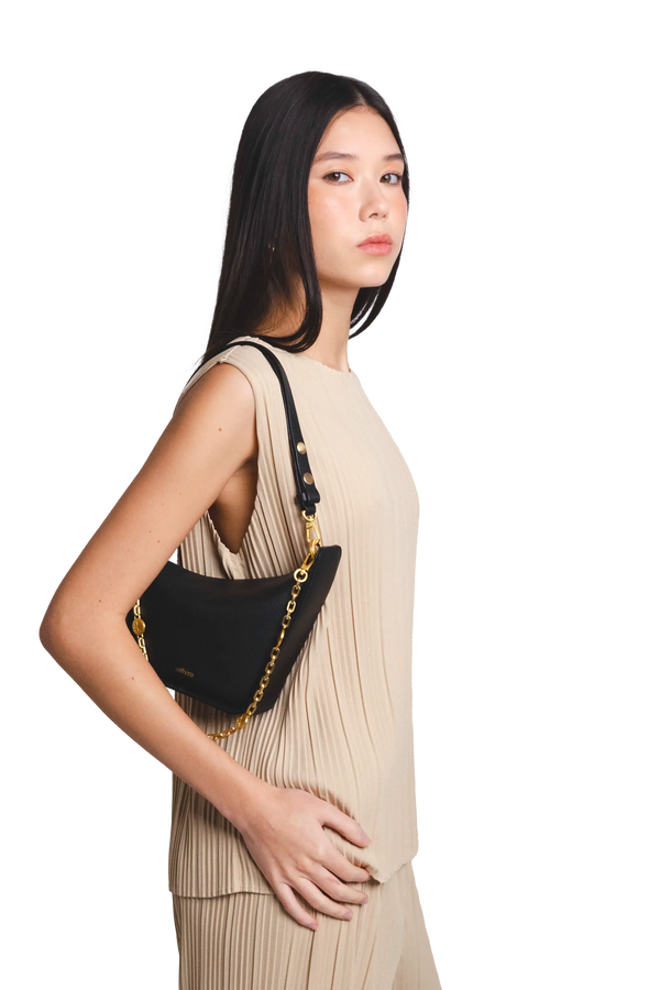 Bolsa tiracolo em couro legítimo na cor preta com fechamento seguro e alça ajustável confortável, design sofisticado e funcional ideal para o dia a dia.