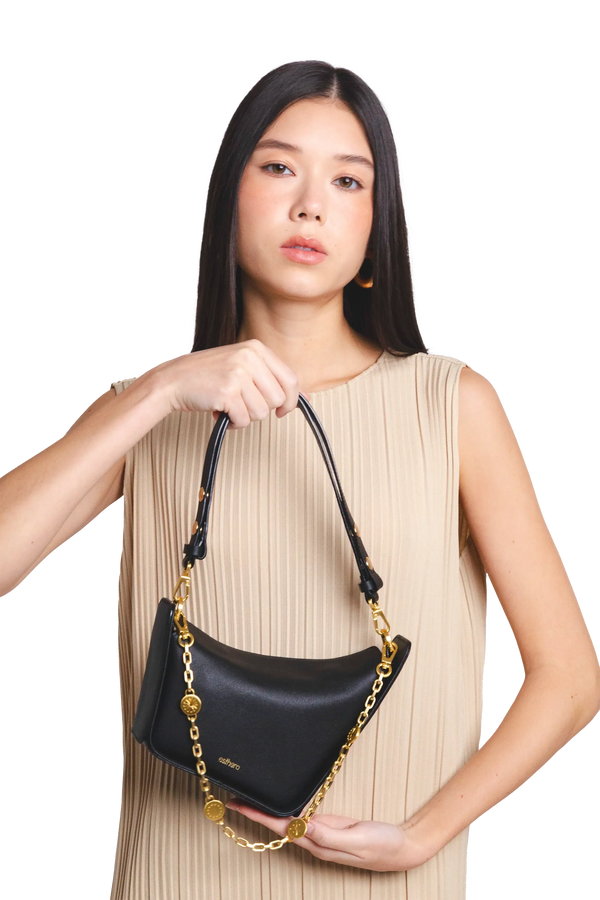 Bolsa tiracolo em couro legítimo na cor preta com fechamento seguro e alça ajustável confortável, design sofisticado e funcional ideal para o dia a dia.