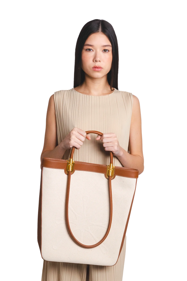 Bolsa de mão em couro legítimo na cor com tom elegante com fechamento seguro e alça ajustável confortável, design sofisticado e funcional ideal para o dia a dia.