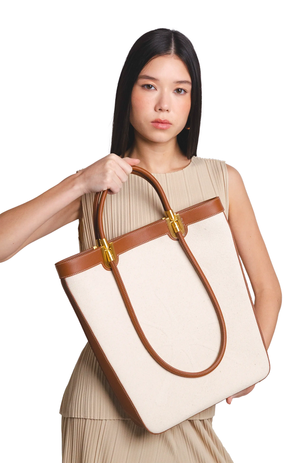 Bolsa de mão em couro legítimo na cor com tom elegante com fechamento seguro e alça ajustável confortável, design sofisticado e funcional ideal para o dia a dia.