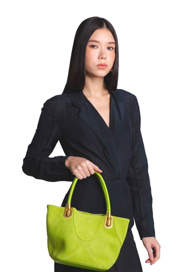 Bolsa de mão em camurça na cor com tom elegante com fechamento seguro e alça ajustável confortável, design sofisticado e funcional ideal para o dia a dia.