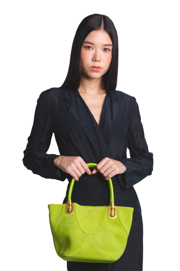 Bolsa de mão em camurça na cor com tom elegante com fechamento seguro e alça ajustável confortável, design sofisticado e funcional ideal para o dia a dia.