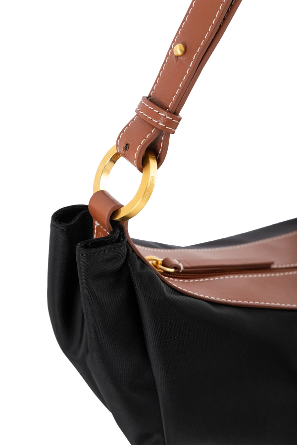 Bolsa tiracolo em couro legítimo na cor preta com fechamento seguro e alça ajustável confortável, design sofisticado e funcional ideal para o dia a dia.