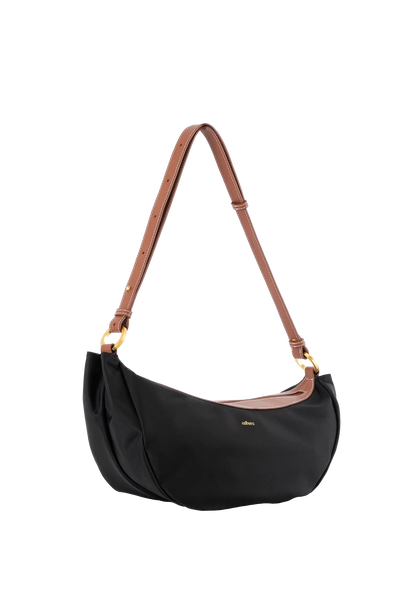 Bolsa tiracolo em couro legítimo na cor preta com fechamento seguro e alça ajustável confortável, design sofisticado e funcional ideal para o dia a dia.