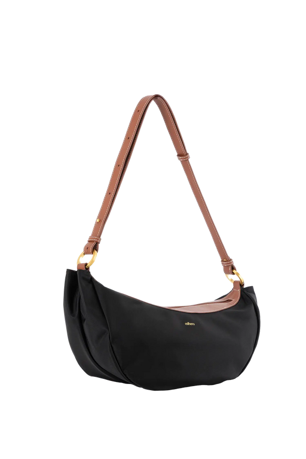 Bolsa tiracolo em couro legítimo na cor preta com fechamento seguro e alça ajustável confortável, design sofisticado e funcional ideal para o dia a dia.