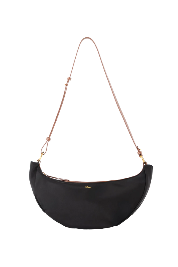Bolsa tiracolo em couro legítimo na cor preta com fechamento seguro e alça ajustável confortável, design sofisticado e funcional ideal para o dia a dia.