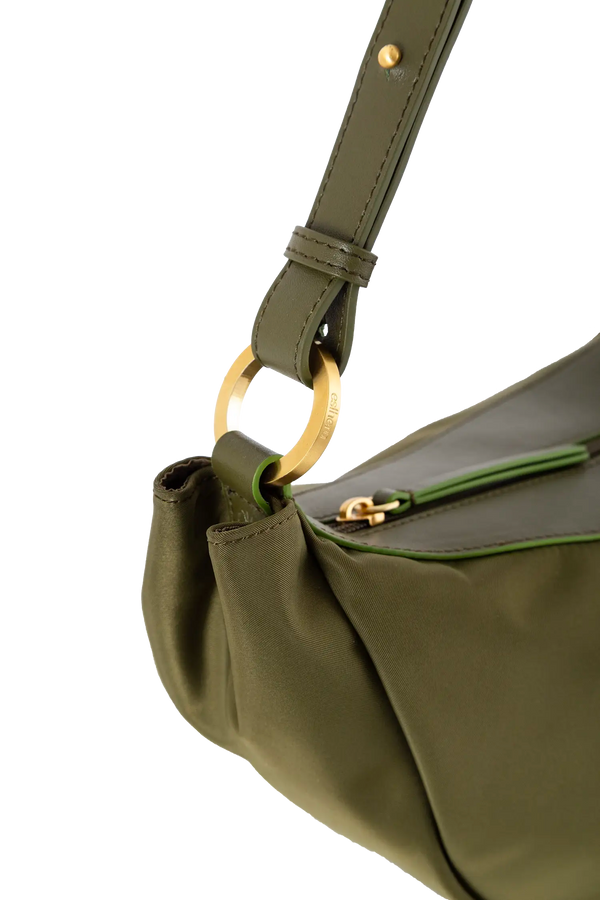 Bolsa tiracolo em couro legítimo na cor com tom elegante com fechamento seguro e alça ajustável confortável, design sofisticado e funcional ideal para o dia a dia.