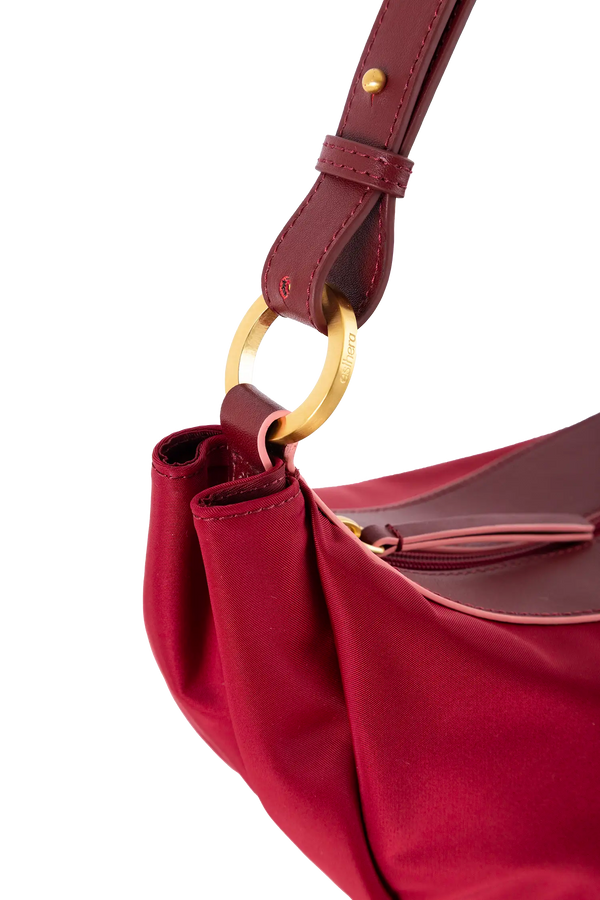 Bolsa tiracolo em couro legítimo na cor vermelha merlot com fechamento seguro e alça ajustável confortável, design sofisticado e funcional ideal para o dia a dia.
