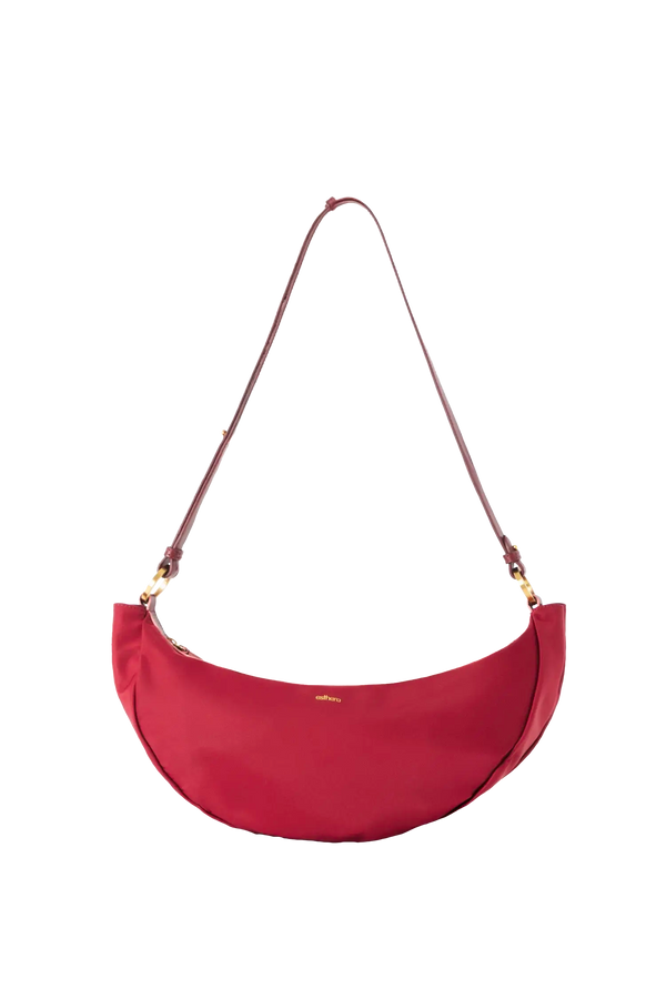 Bolsa tiracolo em couro legítimo na cor vermelha merlot com fechamento seguro e alça ajustável confortável, design sofisticado e funcional ideal para o dia a dia.