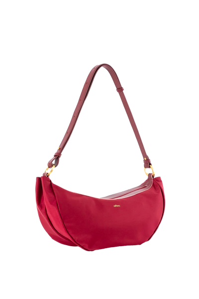 Bolsa tiracolo em couro legítimo na cor vermelha merlot com fechamento seguro e alça ajustável confortável, design sofisticado e funcional ideal para o dia a dia.