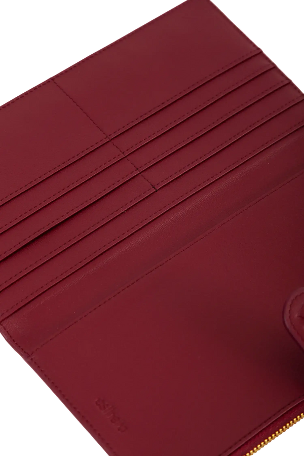 Porta-passaporte em couro legítimo na cor burgundy com divisórias exatas para passaporte, documentos de viagem e cartões de embarque, sinônimo de praticidade e elegância refinada para acompanhar sua rotina profissional e pessoal com estilo.