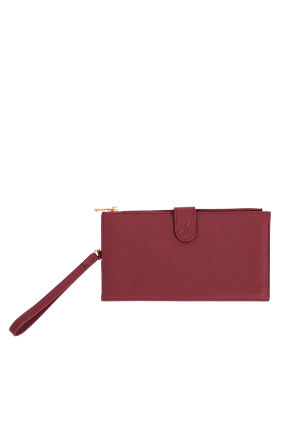 Porta-passaporte em couro legítimo na cor burgundy com divisórias exatas para passaporte, documentos de viagem e cartões de embarque, formato ergonômico e slim que cabe no bolso ou na bolsa sem criar volumes desnecessários.