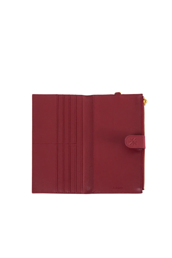 Porta-passaporte em couro legítimo na cor burgundy com divisórias exatas para passaporte, documentos de viagem e cartões de embarque, acessório indispensável que combina segurança, alta durabilidade e bom gosto em um perfil executivo atemporal.