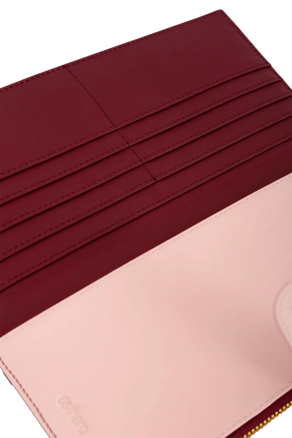 Porta-passaporte em couro legítimo nas cores burgundy e rosa com divisórias exatas para passaporte, documentos de viagem e cartões de embarque, acessório indispensável que combina segurança, alta durabilidade e bom gosto em um perfil executivo atemporal.