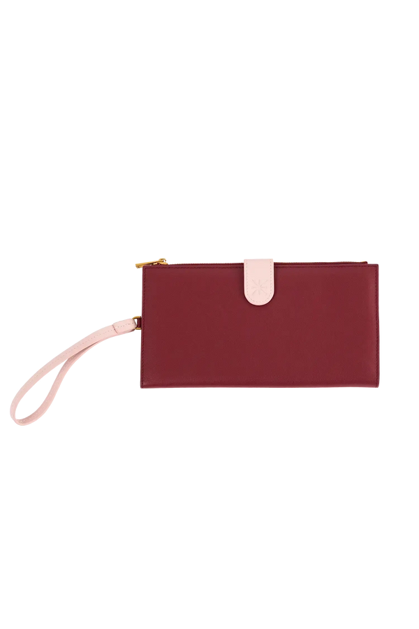 Porta-passaporte em couro legítimo nas cores burgundy e rosa com divisórias exatas para passaporte, documentos de viagem e cartões de embarque, estrutura inteligente com compartimentos estratégicos, unindo versatilidade e o melhor do design contemporâneo.