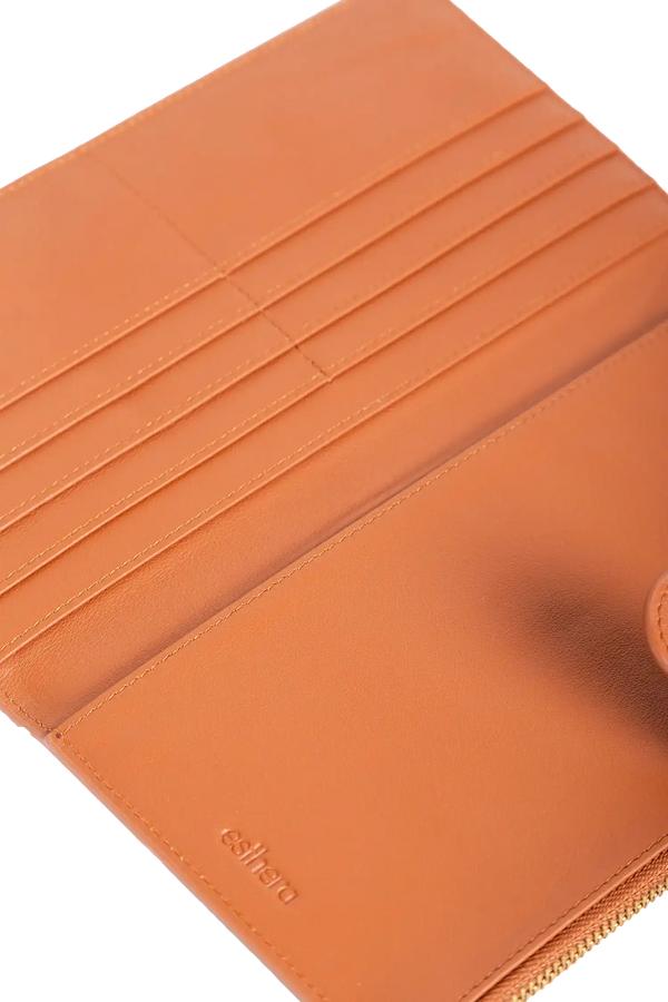 Porta-passaporte em couro legítimo nas cores laranja e marrom com divisórias exatas para passaporte, documentos de viagem e cartões de embarque, acessório indispensável que combina segurança, alta durabilidade e bom gosto em um perfil executivo atemporal.