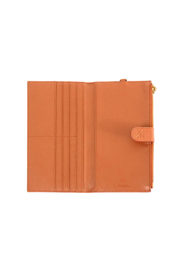 Porta-passaporte em couro legítimo nas cores laranja e marrom com divisórias exatas para passaporte, documentos de viagem e cartões de embarque, formato ergonômico e slim que cabe no bolso ou na bolsa sem criar volumes desnecessários.
