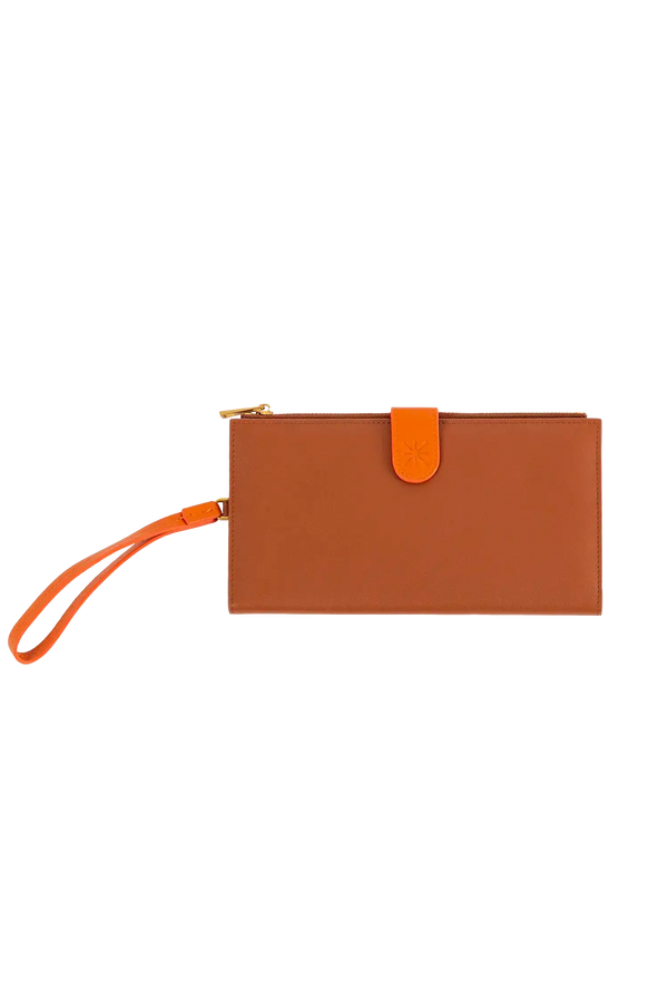 Porta-passaporte em couro legítimo nas cores laranja e marrom com divisórias exatas para passaporte, documentos de viagem e cartões de embarque, acabamento refinado de alta qualidade, perfeito para proteger itens essenciais com sofisticação.