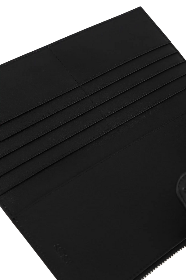 Porta-passaporte em couro legítimo na cor preto com divisórias exatas para passaporte, documentos de viagem e cartões de embarque, acabamento refinado de alta qualidade, perfeito para proteger itens essenciais com sofisticação.