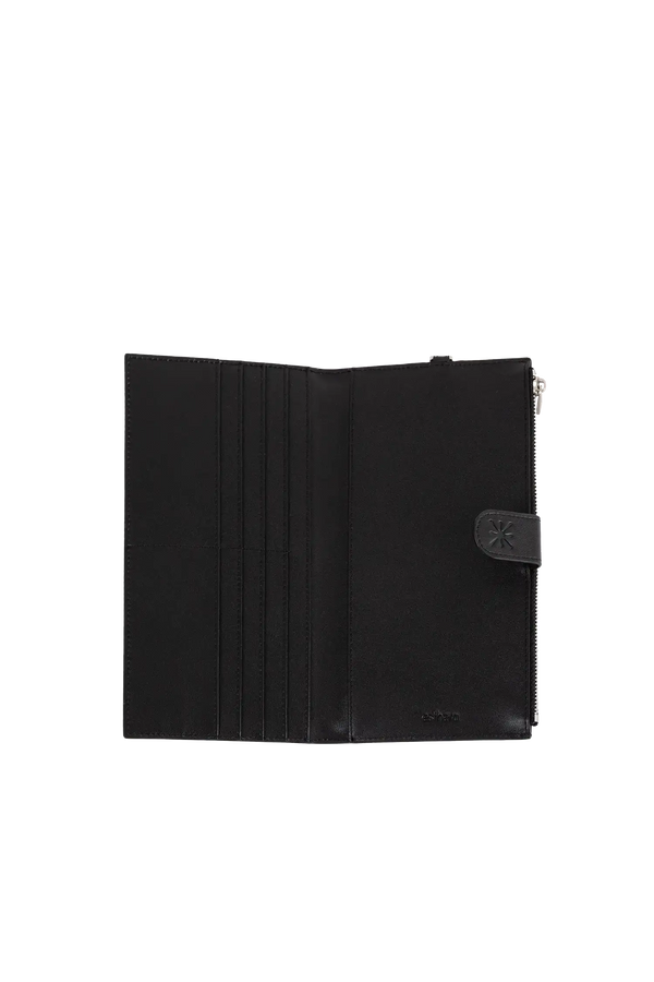 Porta-passaporte em couro legítimo na cor preto com divisórias exatas para passaporte, documentos de viagem e cartões de embarque, estética minimalista e moderna, ideal para otimizar o espaço na bolsa de forma prática e estilosa.