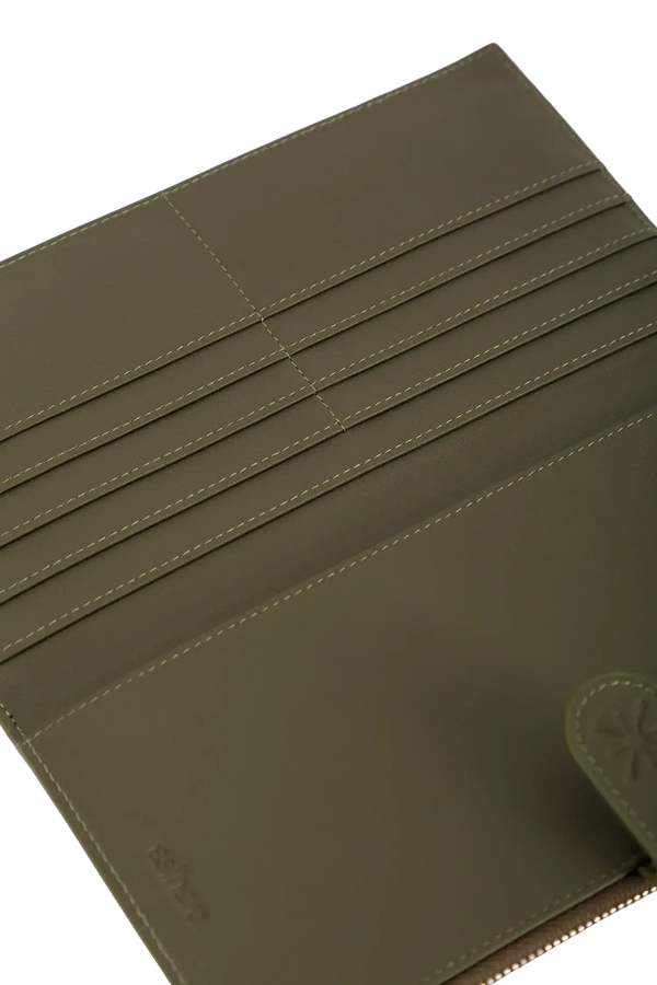 Porta-passaporte em couro legítimo com tonalidades modernas combinadas com divisórias exatas para passaporte, documentos de viagem e cartões de embarque, estrutura inteligente com compartimentos estratégicos, unindo versatilidade e o melhor do design contemporâneo.