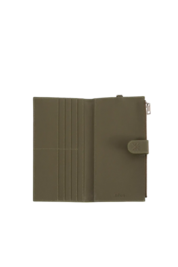Porta-passaporte em couro legítimo com tonalidades modernas combinadas com divisórias exatas para passaporte, documentos de viagem e cartões de embarque, acabamento refinado de alta qualidade, perfeito para proteger itens essenciais com sofisticação.