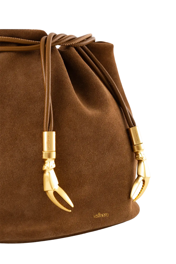 Bolsa tiracolo em camurça na cor com tom elegante com fechamento seguro e alça ajustável confortável, design sofisticado e funcional ideal para o dia a dia.