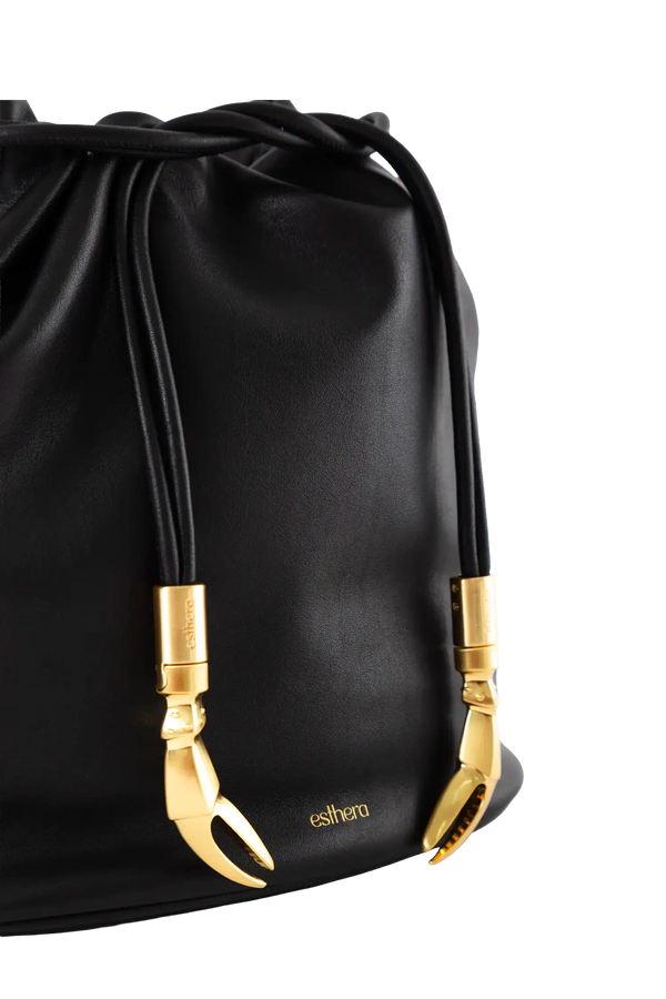 Bolsa tiracolo em couro legítimo na cor preta com fechamento seguro e alça ajustável confortável, design sofisticado e funcional ideal para o dia a dia.