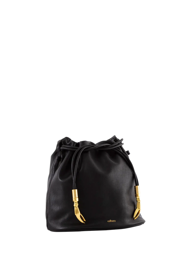 Bolsa tiracolo em couro legítimo na cor preta com fechamento seguro e alça ajustável confortável, design sofisticado e funcional ideal para o dia a dia.