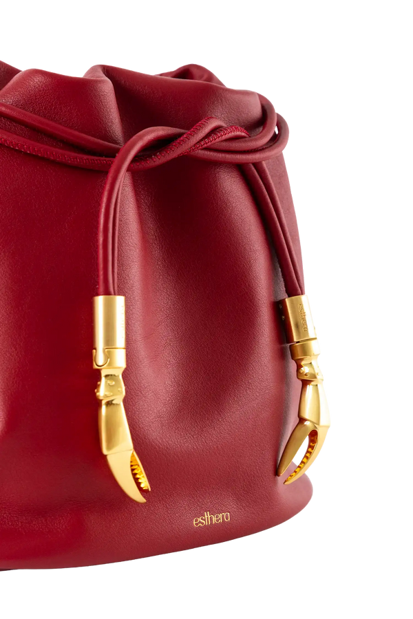 Bolsa tiracolo em couro legítimo na cor vermelha merlot com fechamento seguro e alça ajustável confortável, design sofisticado e funcional ideal para o dia a dia.
