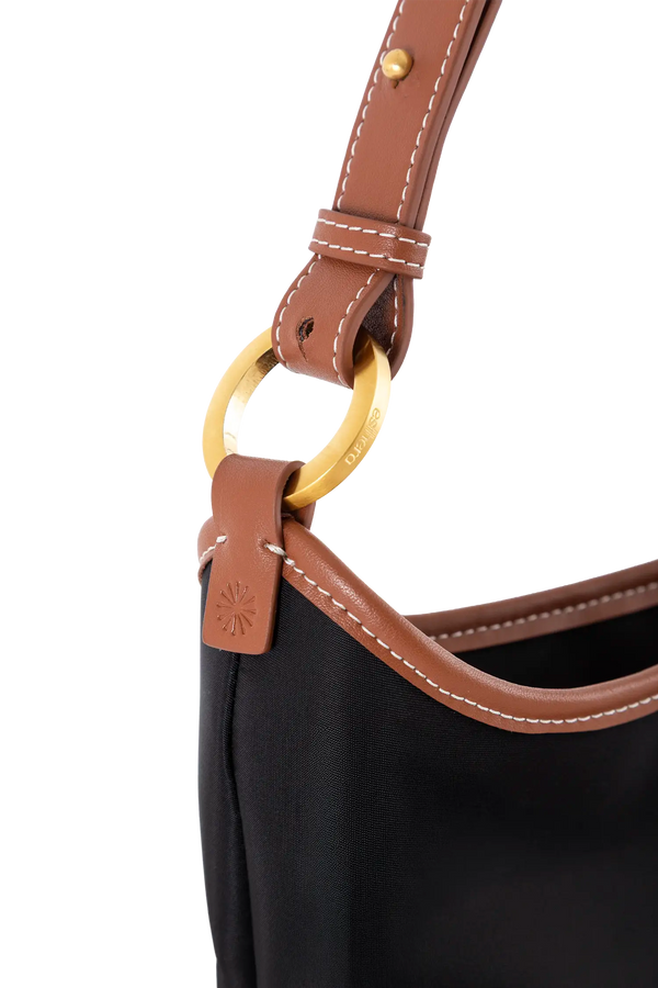 Bolsa de ombro em couro legítimo na cor preta com fechamento seguro e alça ajustável confortável, design sofisticado e funcional ideal para o dia a dia.
