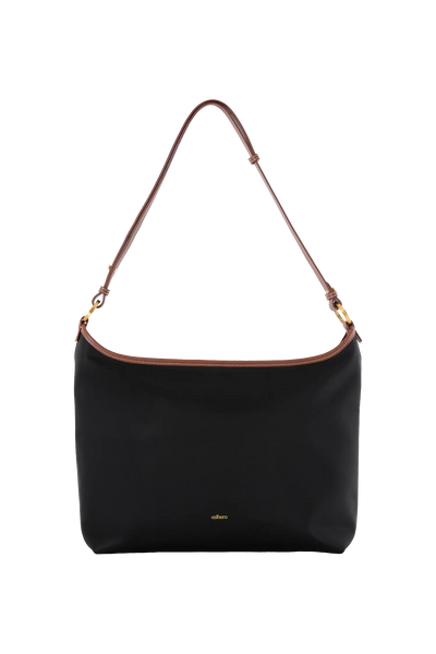 Bolsa de ombro em couro legítimo na cor preta com fechamento seguro e alça ajustável confortável, design sofisticado e funcional ideal para o dia a dia.