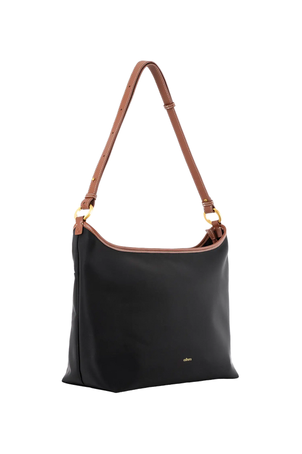 Bolsa de ombro em couro legítimo na cor preta com fechamento seguro e alça ajustável confortável, design sofisticado e funcional ideal para o dia a dia.