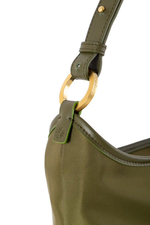 Bolsa de ombro em couro legítimo na cor com tom elegante com fechamento seguro e alça ajustável confortável, design sofisticado e funcional ideal para o dia a dia.