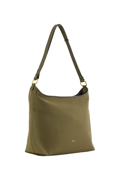 Bolsa de ombro em couro legítimo na cor com tom elegante com fechamento seguro e alça ajustável confortável, design sofisticado e funcional ideal para o dia a dia.