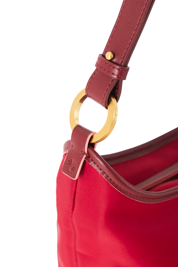 Bolsa de ombro em couro legítimo na cor vermelha merlot com fechamento seguro e alça ajustável confortável, design sofisticado e funcional ideal para o dia a dia.