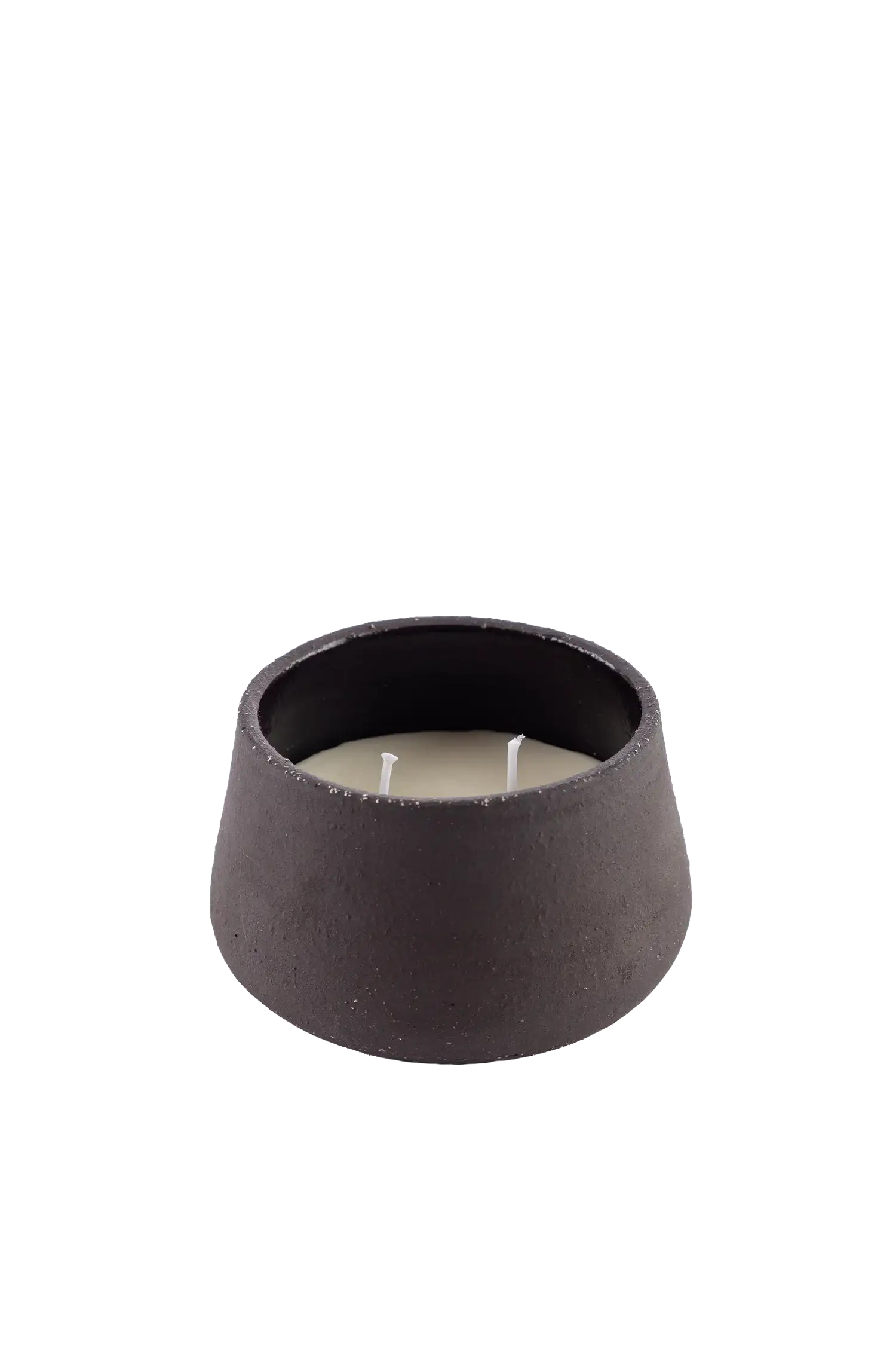 Vela aromática artesanal em recipiente de cerâmica artesanal com cera vegetal de coco na cor terracota natural com fragrância fresca de notas de limão siciliano, rosa, jasmim e vetiver, sinônimo de bem-estar e sofisticação olfativa, ideal para criar um clima intimista e relaxante a qualquer hora.