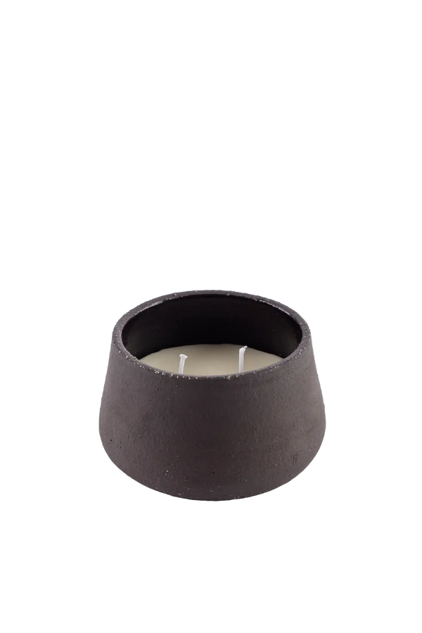 Vela aromática artesanal em recipiente de cerâmica artesanal com cera vegetal de coco na cor terracota natural com fragrância fresca de notas de limão siciliano, rosa, jasmim e vetiver, sinônimo de bem-estar e sofisticação olfativa, ideal para criar um clima intimista e relaxante a qualquer hora.