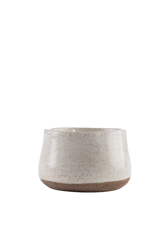 Vela aromática artesanal em recipiente de cerâmica artesanal com cera vegetal de coco na cor terracota natural com fragrância fresca de notas de limão siciliano, rosa, jasmim e vetiver, ideal para transformar momentos de descanso em uma experiência sensorial única de bem-estar e relaxamento.