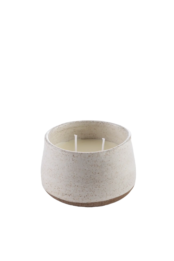 Vela aromática artesanal em recipiente de cerâmica artesanal com cera vegetal de coco na cor terracota natural com fragrância fresca de notas de limão siciliano, rosa, jasmim e vetiver, ideal para transformar momentos de descanso em uma experiência sensorial única de bem-estar e relaxamento.
