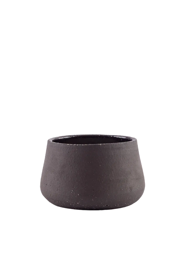 Vela aromática artesanal em recipiente de cerâmica artesanal com cera vegetal de coco na cor terracota natural com fragrância fresca de notas de limão siciliano, rosa, jasmim e vetiver, essencial para criar uma atmosfera acolhedora, perfumando o ambiente com notas equilibradas e sofisticadas.