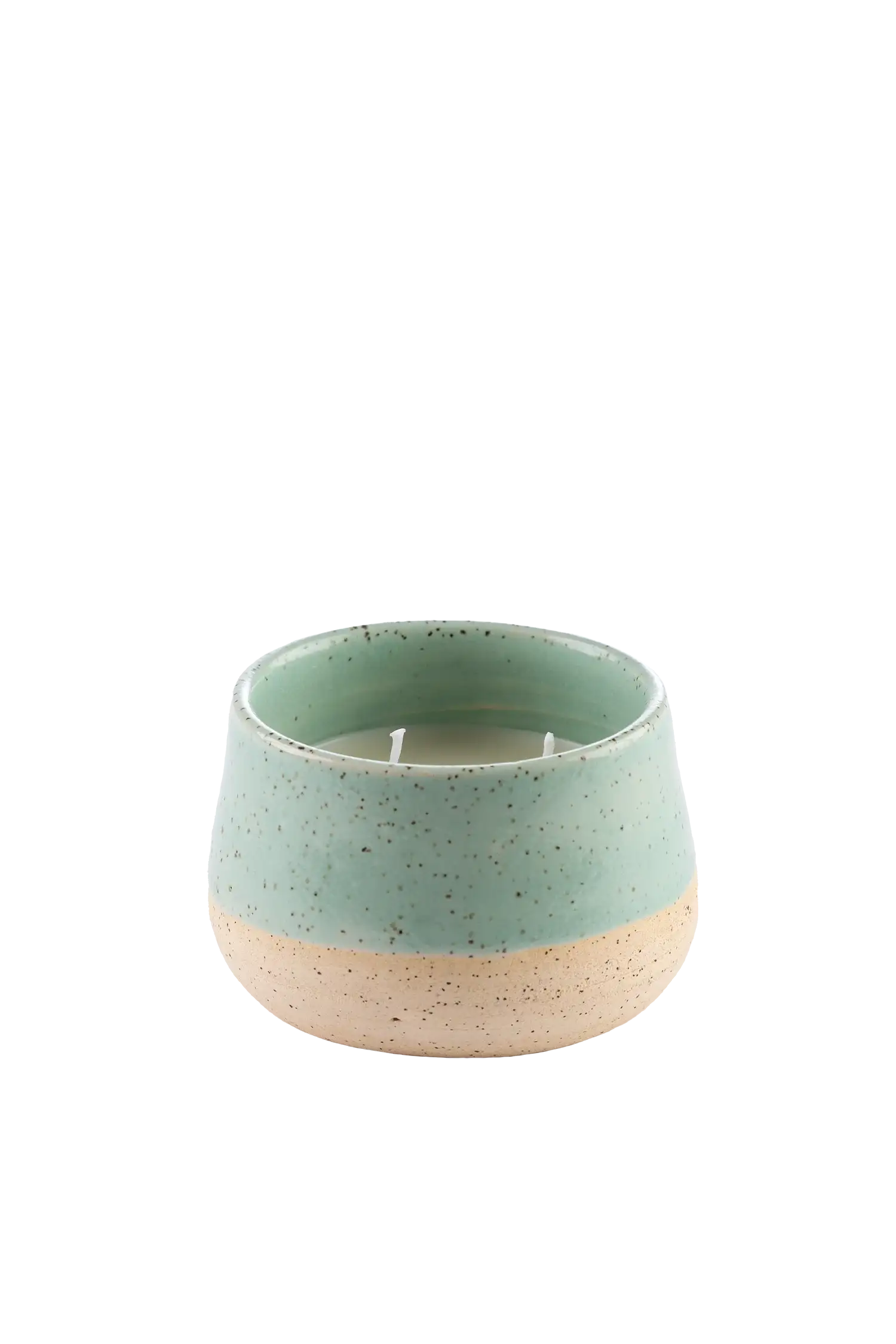 Vela aromática artesanal em recipiente de cerâmica artesanal com cera vegetal de coco na cor verde-mangaba com fragrância fresca de notas de limão siciliano, rosa, jasmim e vetiver, proporciona uma queima limpa e duradoura, exalando uma fragrância leve que renova as energias do lar.